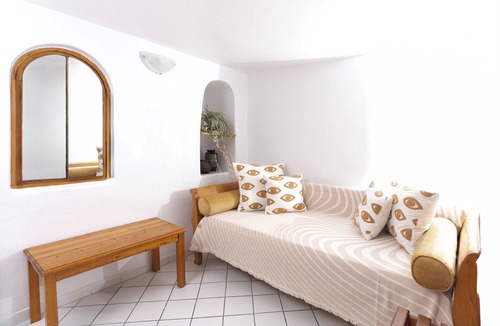 Imerovigli House | Folia Bianca-Coco & Belle