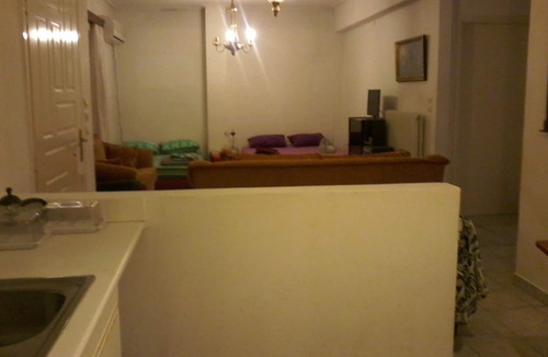 Marousi House | FULLY DETACHED PRIVATE FLOOR IN MAROUSI WITH JACUZZI SUITABLE FOR BIG GROUPS TOO
