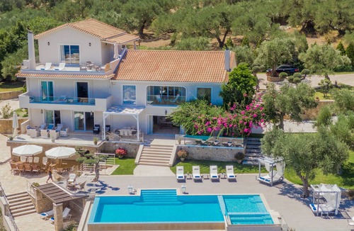 Akrotiri House | Golden July Luxury Villa. An estate in Greece for unforgetable holidays!