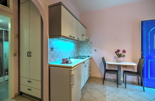 Agios Dimitrios Apartment | BBQ|Balcony|42Mbps|King|Backyard|Full Kitchen-1