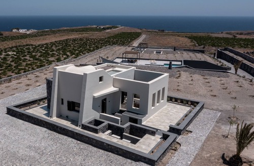 Kamari Villa | Grand Villa 6 Bedrooms with Private Pools