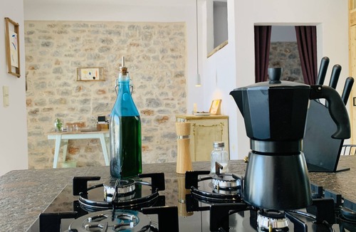East Mani Apartment | Großzügige Ferienwohnung mit Terrasse. 5 Minuten zu Fuss bis zum Strand