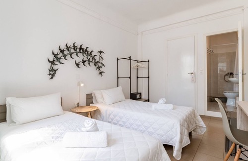 Little Venice House | Guest House 'Anchor Yalos - Twin Bed Room 1' with Wi-Fi and Air Conditioning