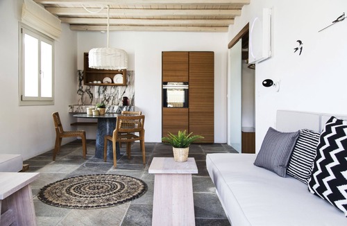 Mylopotas House | Hide out Suites