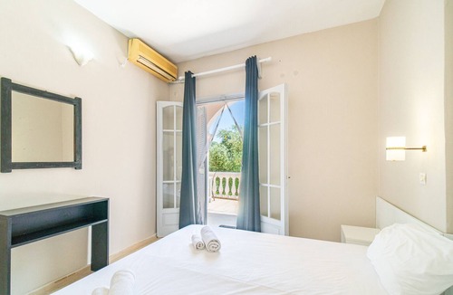 Gardenos Apartment | Holiday Apartment "Ariel Apartment 2" with Sea View, Shared Garden & Wi-Fi