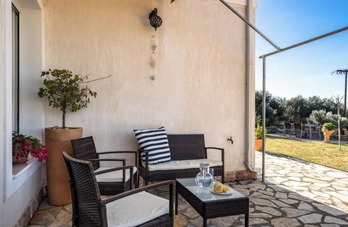 Faraklata Apartment | Holiday Apartment "Zoi" with Sea View, Shared Garden & Wi-Fi