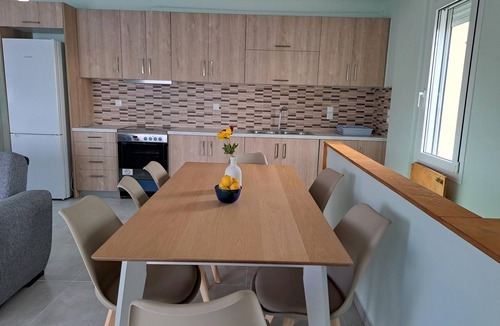 Karystos House | Holiday flat in a fantastic location right by the sea, direct beach access, Eubo