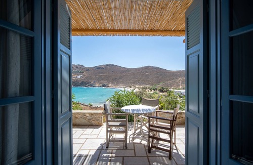 Serifos House | Holiday Home 'Ammos 1' with Private Terrace, Balcony and Air Conditioning