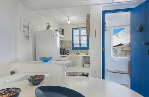 Ioulida House | Holiday Home 'Anastasia The Traditional House' with Sea View, Balcony and Wi-Fi