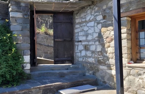 Pyrsogianni House | Holiday Home 'Armoloi House' with Mountain View, Shared Terrace and Wi-Fi