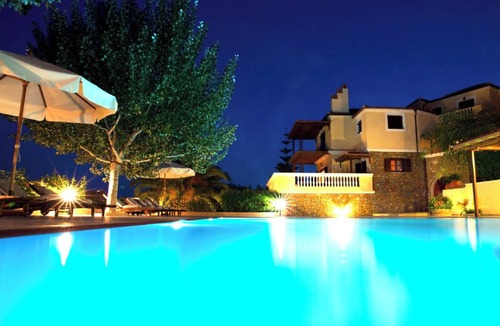 Nimfea House | Holiday Home 'Beach Villa Alonissos For 2 People' with Shared Pool, Wi-Fi and Air Conditioning