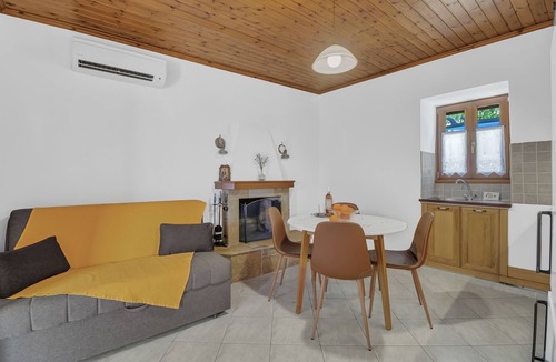 Katokhorion House | Holiday Home 'Casa De La Vita' with Mountain View, Wi-Fi and Air Conditioning