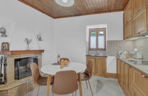 Katokhorion House | Holiday Home 'Casa De La Vita' with Mountain View, Wi-Fi and Air Conditioning
