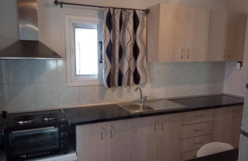 Salamis House | Holiday Home 'Domenica Apartment' with Mountain View, Wi-Fi and Air Conditioning