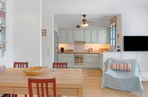 Ioulida House | Holiday Home 'Efrossyni House' with Sea View, Private Garden and Wi-Fi