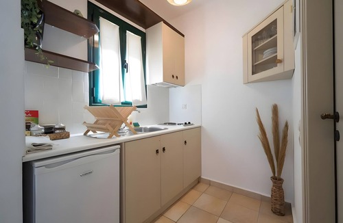 Kithira Apartment | Holiday Home 'Kythiris Studios - Bungalow 2' with Sea View, Wi-Fi and Air Conditioning