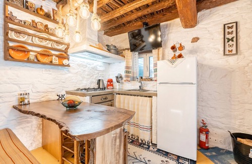Embonas House | Holiday Home 'Mannas House 2' with Mountain View, Wi-Fi and Air Conditioning