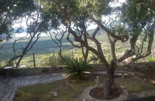 Alonia House | Holiday Home 'Mouzakis House' with Sea View, Wi-Fi and Air Conditioning