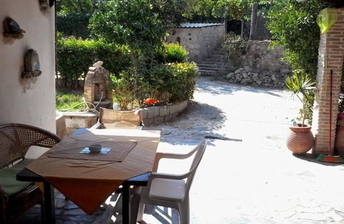Alonia House | Holiday Home 'Mouzakis House' with Sea View, Wi-Fi and Air Conditioning