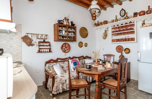 Sifnos House | Holiday Home 'Penny's House' with Mountain View, Wi-Fi and Air Conditioning