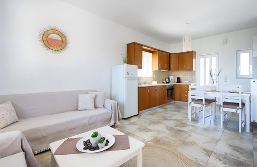 Goudhouros House | Holiday Home 'Remvi House Sea and Mountains View' with Sea View, Wi-Fi and Air Conditioning