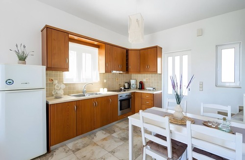 Goudhouros House | Holiday Home 'Remvi House Sea and Mountains View' with Sea View, Wi-Fi and Air Conditioning