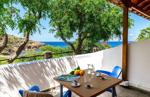 Batsi House | Holiday Home 'Seaview Mastrozanne Studio 9 Andros' with Sea View, Wi-Fi and Air Conditioning