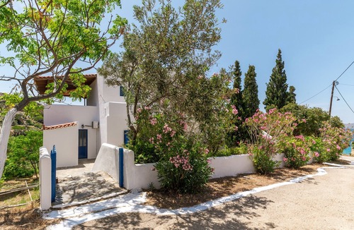 Batsi House | Holiday Home 'Seaview Mastrozanne Studio 5 Andros' with Sea View, Wi-Fi and Air Conditioning