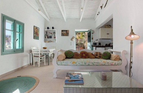 Korithi House | Holiday Home 'Sira Stonehouse L' with Sea View, Wi-Fi and Air Conditioning