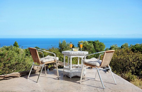 Korithi House | Holiday Home 'Sira Stonehouse L' with Sea View, Wi-Fi and Air Conditioning
