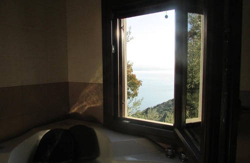 Kali Vrysi House | Holiday Home 'The House with The Cave' with Sea View, Wi-Fi and Air Conditioning