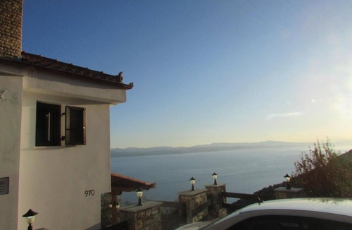 Kali Vrysi House | Holiday Home 'The House with The Cave' with Sea View, Wi-Fi and Air Conditioning