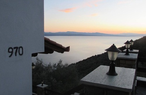 Kali Vrysi House | Holiday Home 'The House with The Cave' with Sea View, Wi-Fi and Air Conditioning