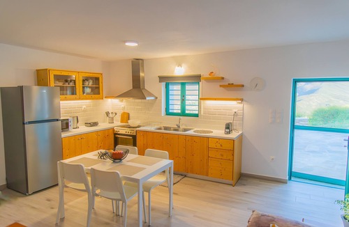 Andros House | Holiday Home 'Varidi' with Mountain View, Wi-Fi and Air Conditioning