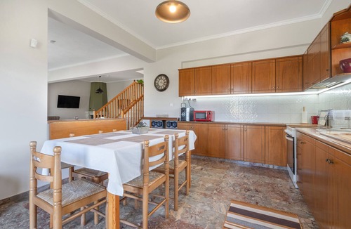 Nea Sinopi House | Holiday Home 'Villa Estia' with Mountain View, Wi-Fi and Air Conditioning