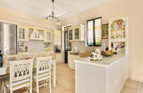 Lefktron House | Holiday Home 'Villa Oneiro' with Sea View, Wi-Fi and Air Conditioning
