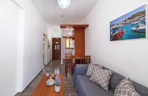 Mpatsi House | Holiday Home 'Villa Virginia' with Balcony, Wi-Fi and Air Conditioning