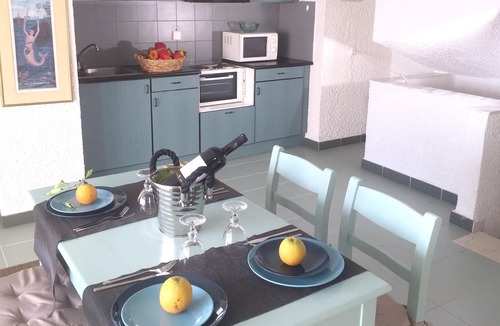 Akrogialion Apartment | Homerez - Beautiful apartment With sea view and garden