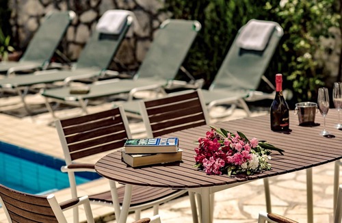 Agrilia Villa | Homerez - Villa for 4 ppl. with swimming-pool, garden and terrace at Agrilia