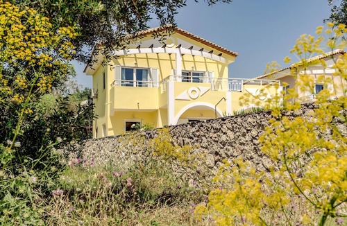 Agrilia Villa | Homerez - Villa for 4 ppl. with swimming-pool, garden and terrace at Agrilia