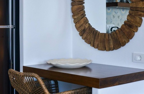 Tripiti House | honeymoon klima suite