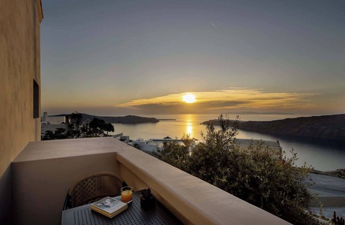 Imerovigli Apartment | Honeymoon Suite with Jacuzzi Nea Premium Residences