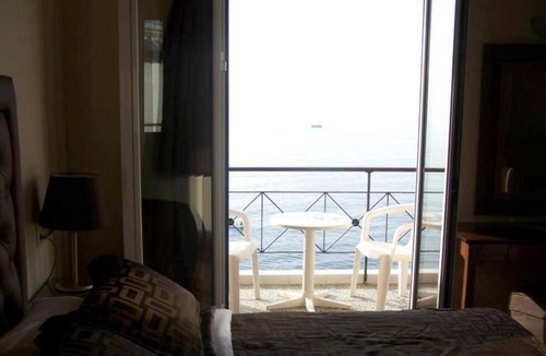 Peiraiki Hotel | Hotel Queens Leriotis
