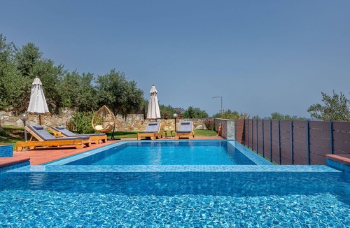 Spilia Villa | Ideally located, Villa katerina with salted Heated pool,to explore West Crete!