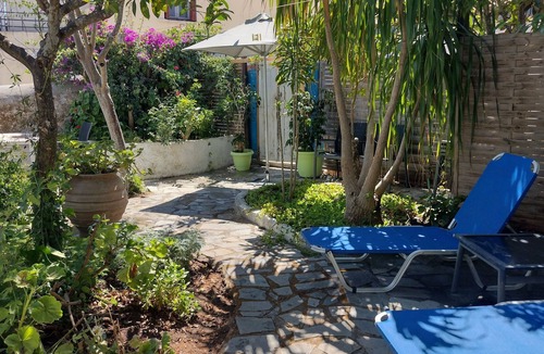 Methoni House | Imposing townhouse 7mins walk from Methoni beach and Castle.