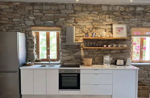 Milopotas House | Ios Suite Atellier-Cozy Stone Retreat near the sea