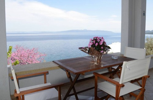 Pella Region Apartment | Ira Charming apt with stunning view!