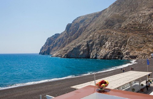 Kamari Hotel | Irini's Rooms Fteoura