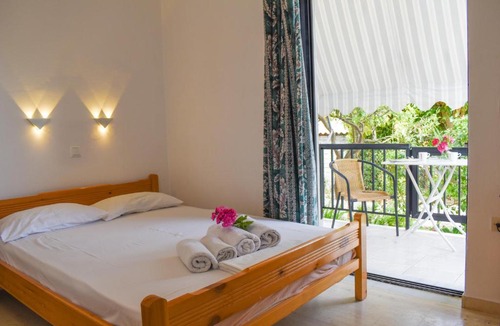 Foinikounta Apartment | Jasmine Studio With Garden Close To The Beach