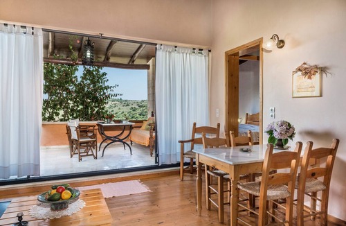 Makhairoi Apartment | Kamares – a restaured Venetian domain retreat
